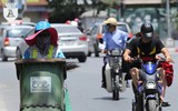 Người lao động Hà Nội vất vả mưu sinh trong nắng lửa đầu hè